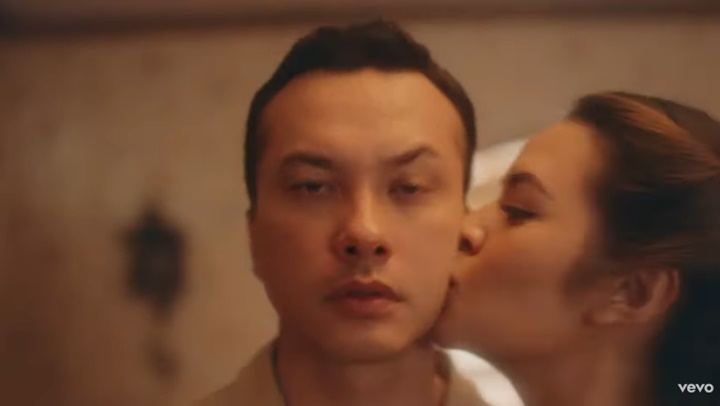 Nicholas Saputra Auto Bengong Usai Dicium Raisa