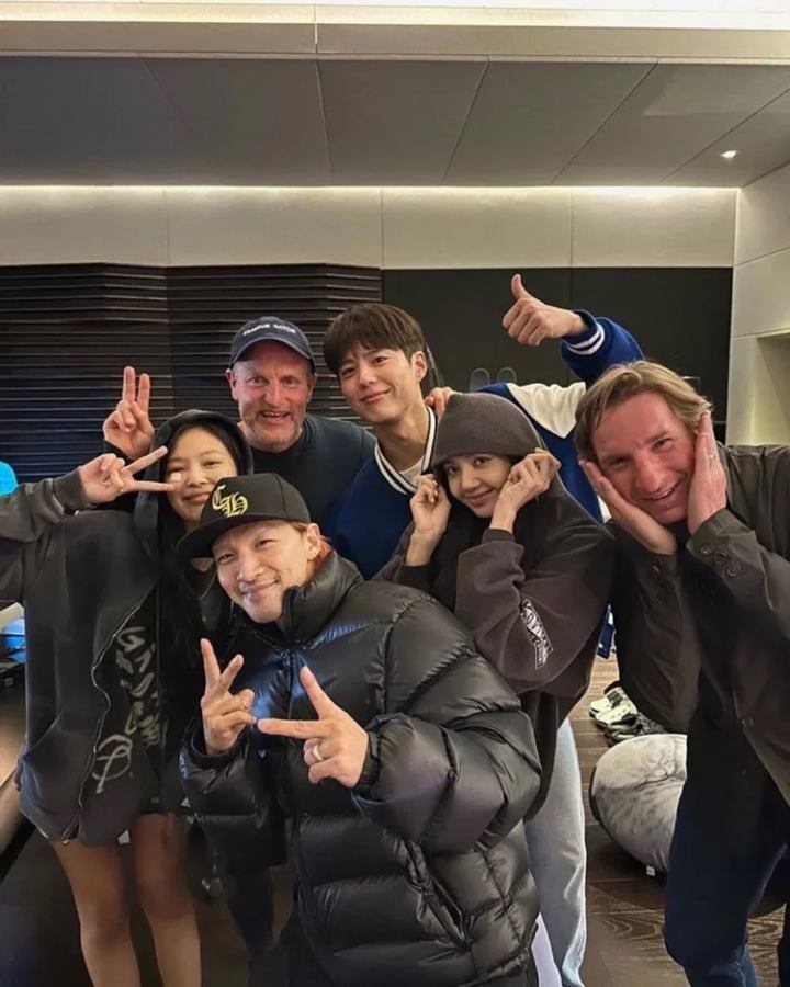 Foto Park Bo Gum Bareng Jennie dan Lisa, Taeyang, serta Woody Harrelson Bikin Netizen Gempar Foto Park Bo Gum Bareng Jennie dan Lisa, Taeyang, serta Woody Harrelson Bikin Netizen Gempar
