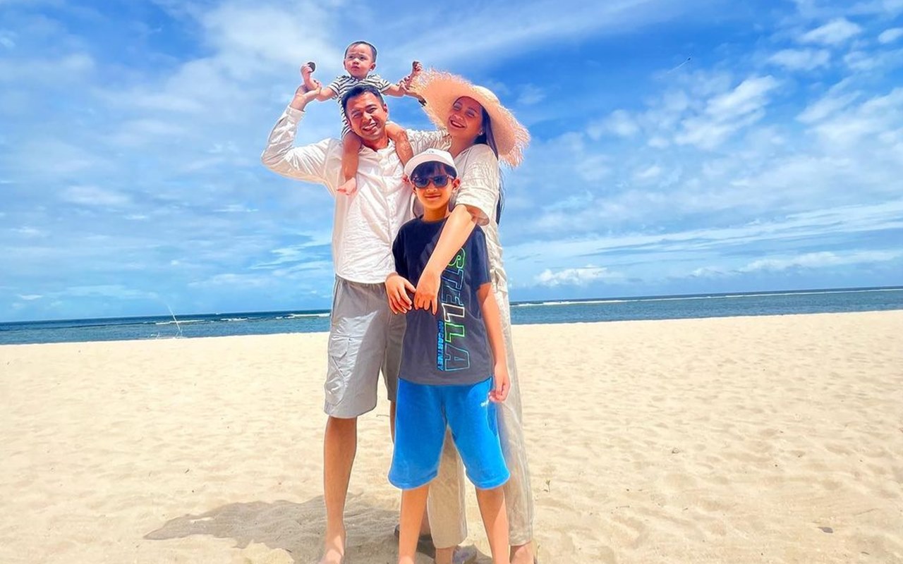 Asyik Liburan ke Jepang, Raffi Ahmad dan Rafathar Pose Gemas Nikmati Es Krim Bak Adu Kegantengan