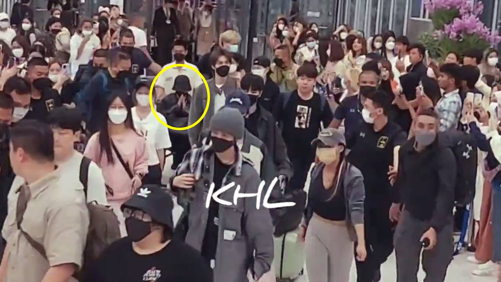 Kun NCT/WayV didorong dengan kursi roda
