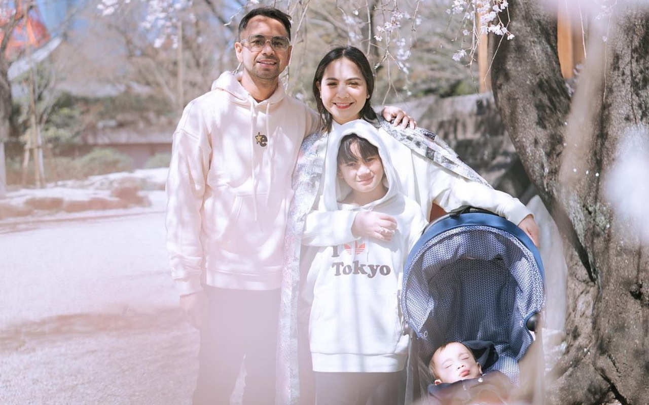 Raffi Ahmad Cium Nagita dan Bombardir Foto Family Goals, Reaksi Rafathar Soal Kemesraan Jleb