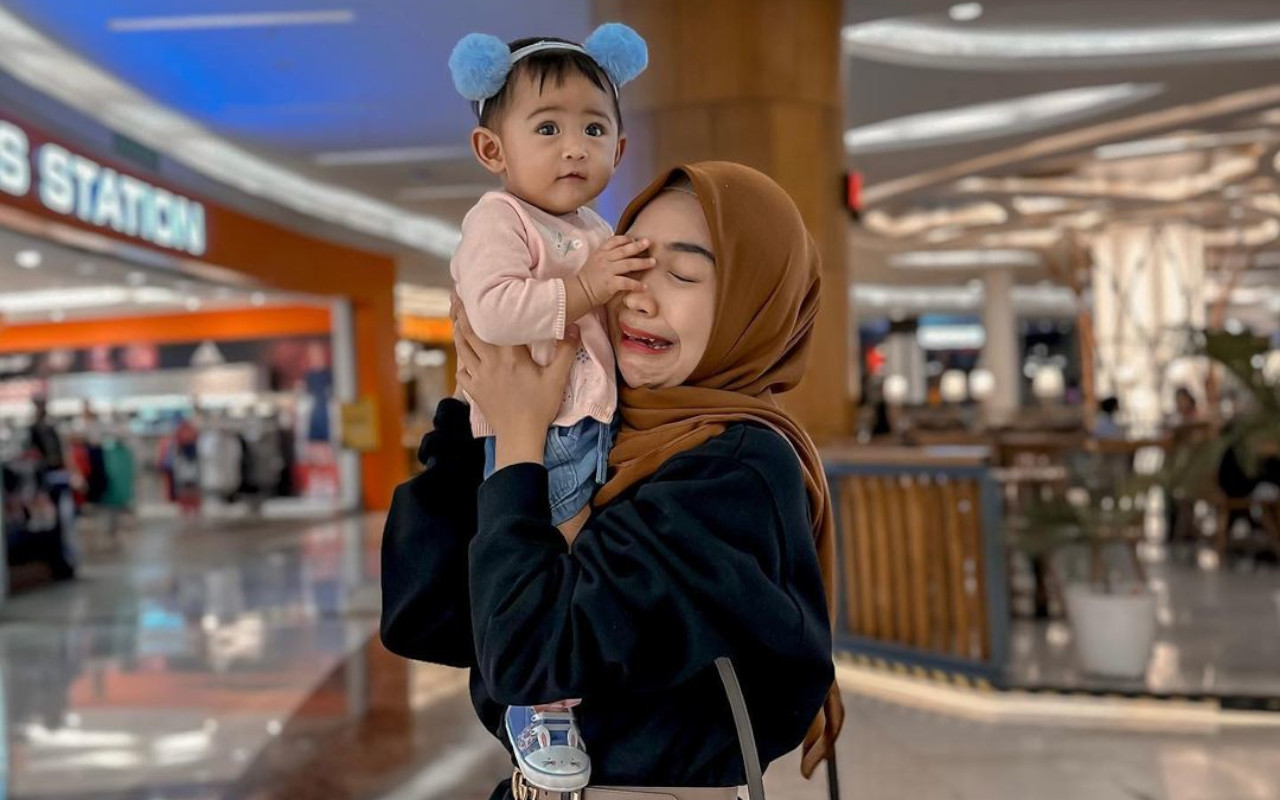 Ria Ricis Bongkar Best Momen Baby Moana di Acara Tedak Siten Seraya Minta Dibuatkan Meme