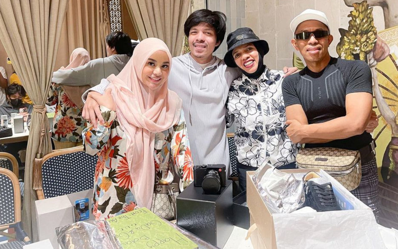 Ibu Atta Halilintar Bagikan Keseruan Aurel & Ameena Umrah, Caption & Doa Haru Paling Disorot