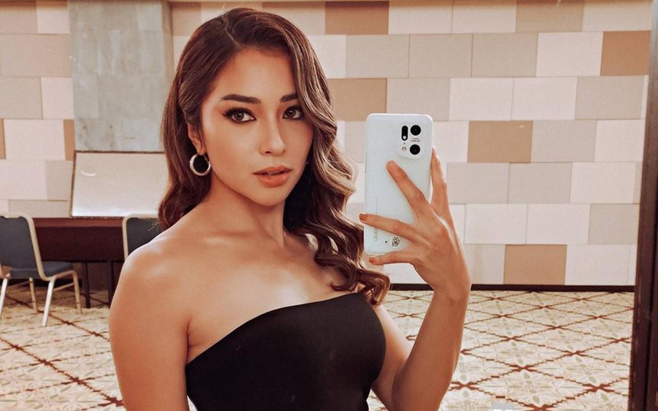 Dua Look Nikita Willy Pakai Sneakers Kala Liburan Ke Eropa Dipuji Anti Gagal