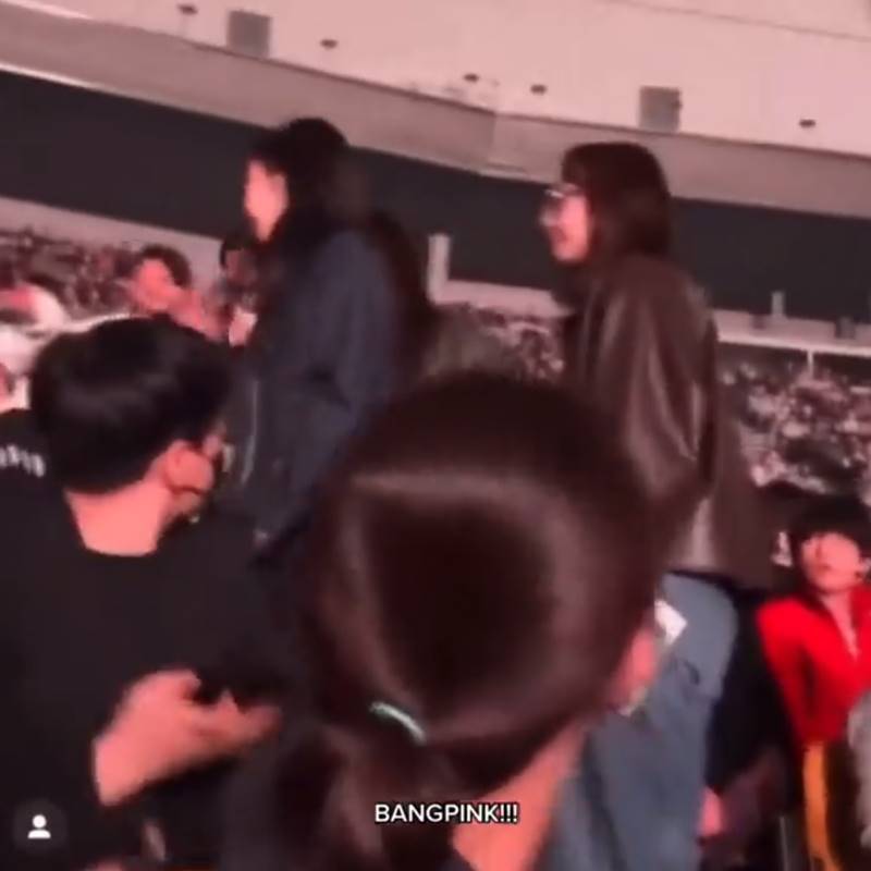 V BTS terlihat menoleh ke arah Jennie BLACKPINK