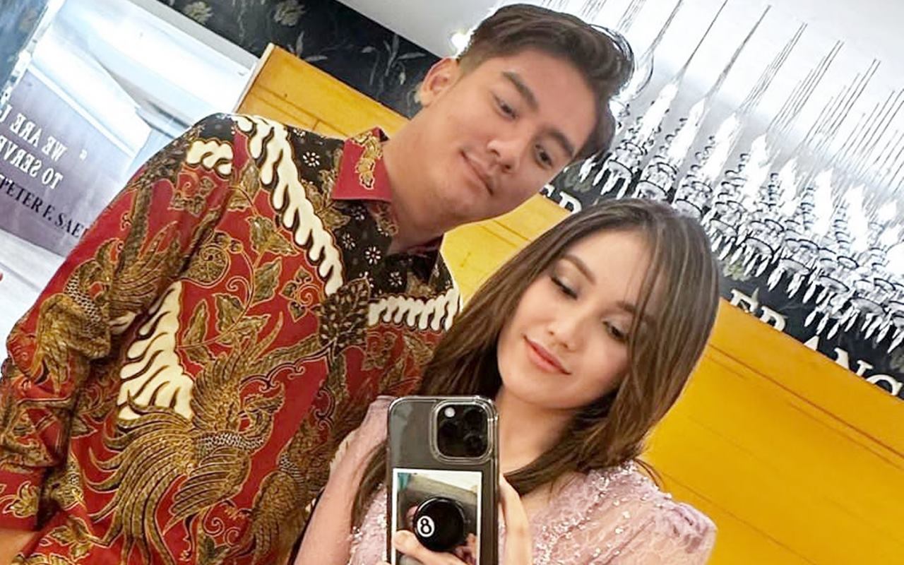 Boy William Rilis Foto Bareng Ayu Ting Ting Dengan Tulisan 'Coming Soon', Sukses Bikin Deg-Degan
