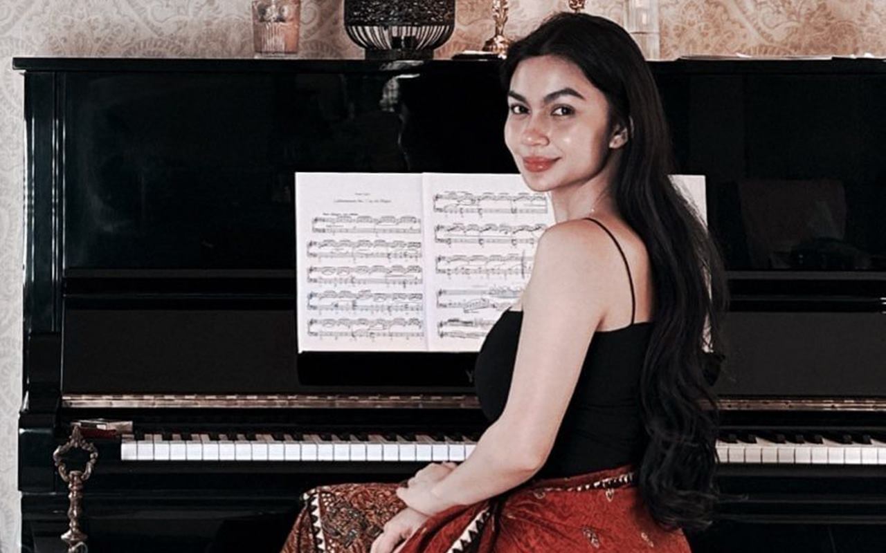 Ariel Tatum Jelaskan Love Hate Relationship dengan Piano Klasik