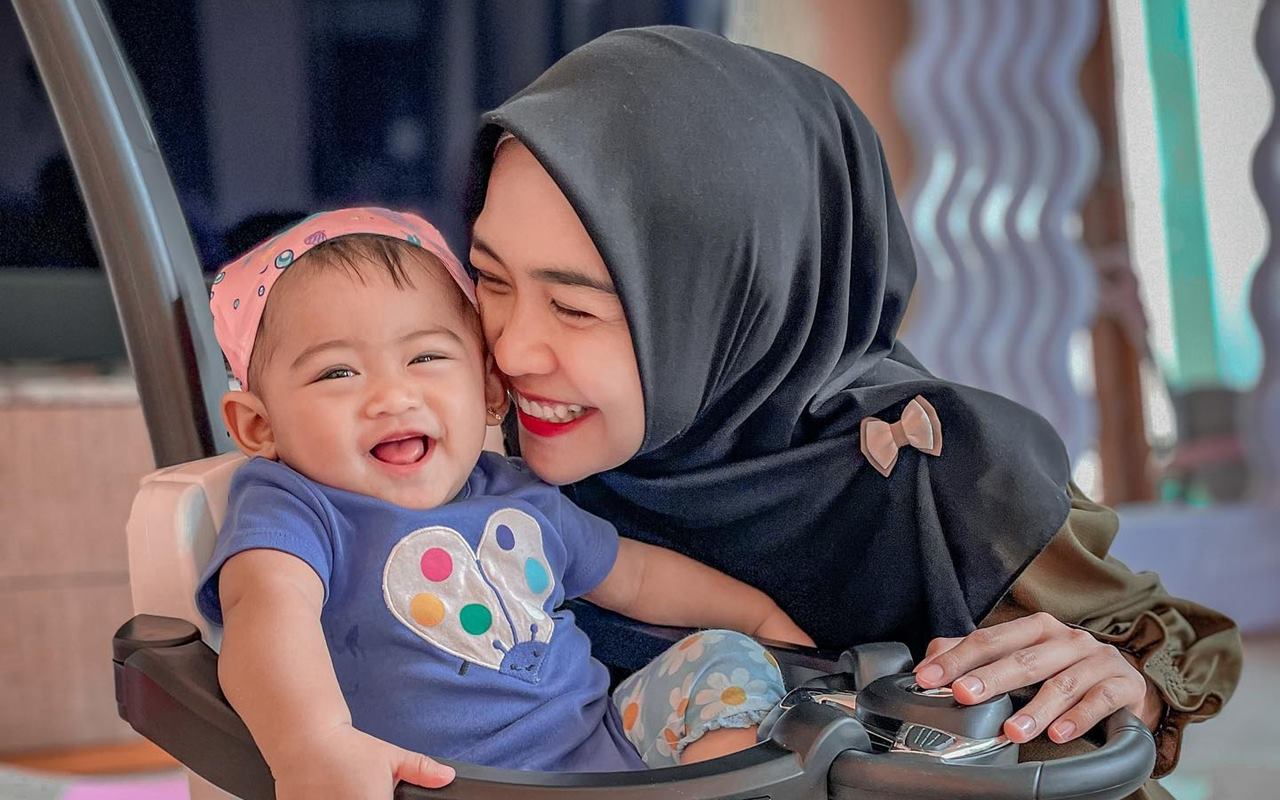 Diajari Ria Ricis Pose Love Sign, Reaksi Moana Bikin Super Gemas