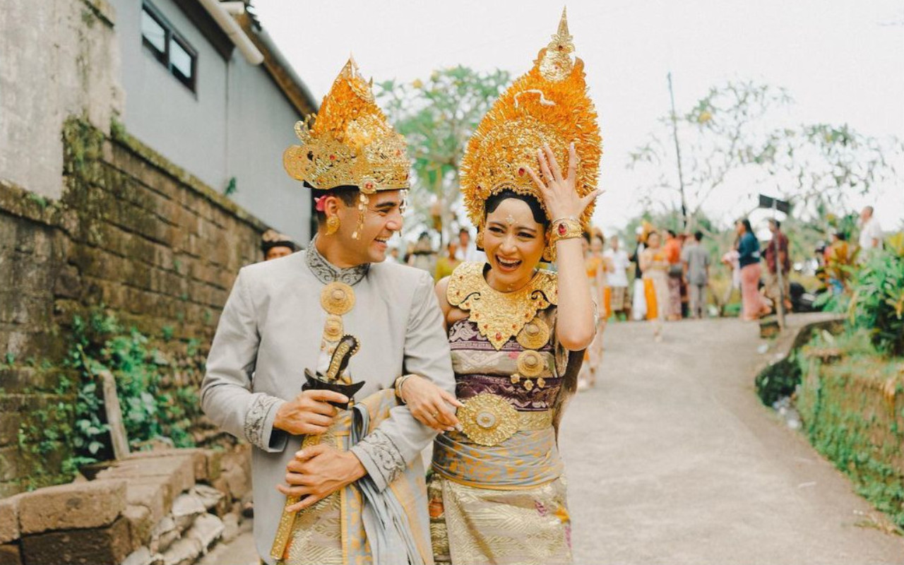 Laura Theux dan Indra Brotolaras Gelar Pernikahan Adat Bali, Ciuman Romantis Bikin Baper