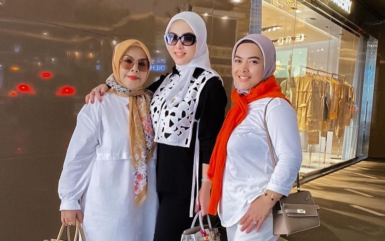 Momen Adem Ibu Syahrini Baca Al Quran Beredar Luas, Wajah Tanpa Filter Ikut Disorot