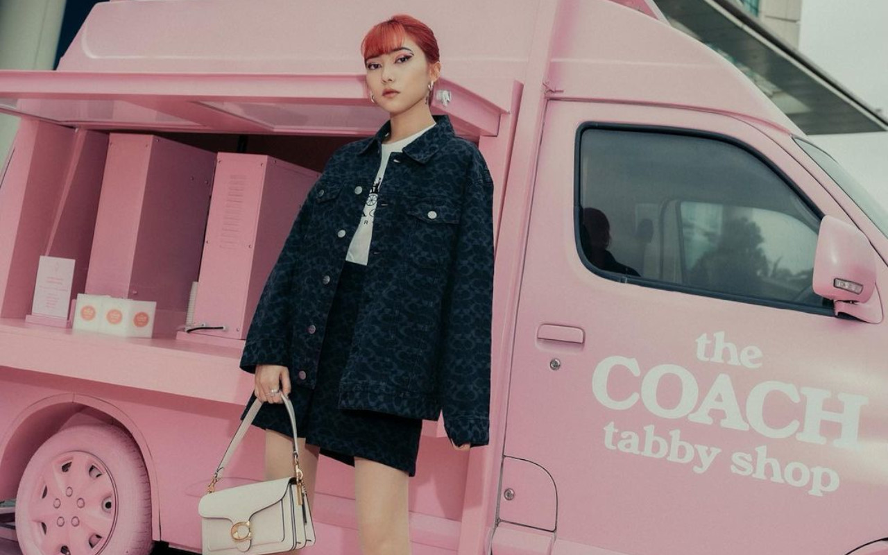 Isyana Sarasvati Pamer Selfie Kawaii Dengan Rambut Merah, Dipuji Vibes Idol Kpop