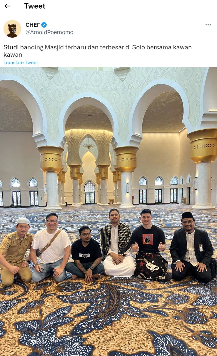 Chef Arnold pakai sarung di masjid terbesar Solo