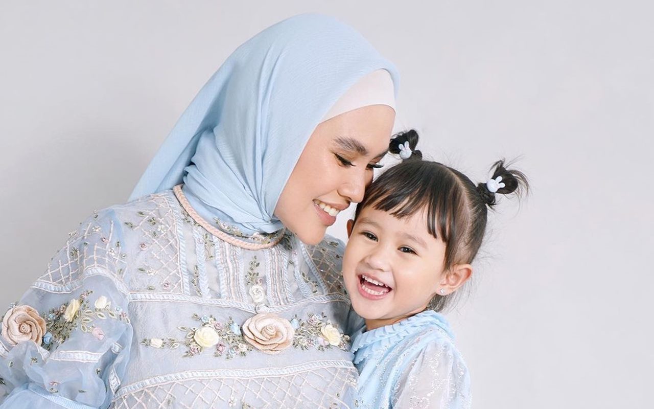 Anak Kartika Putri Sudah Belajar Puasa di Usia 3 Tahun, Mata Indahnya Ikut Curi Perhatian