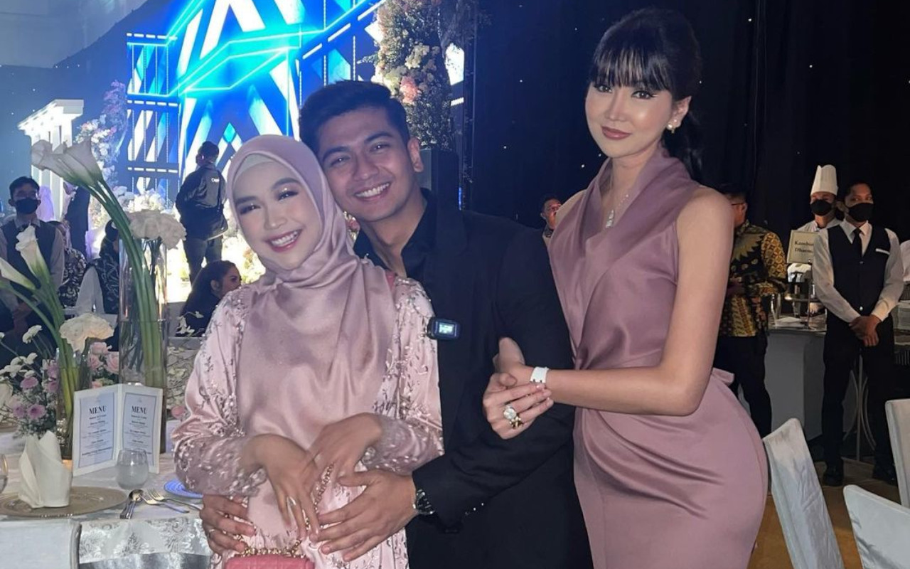 Lucinta Luna Cantik Bak Barbie Hidup, Ekspresi Ria Ricis Saat Foto Bareng Dikira Tertekan