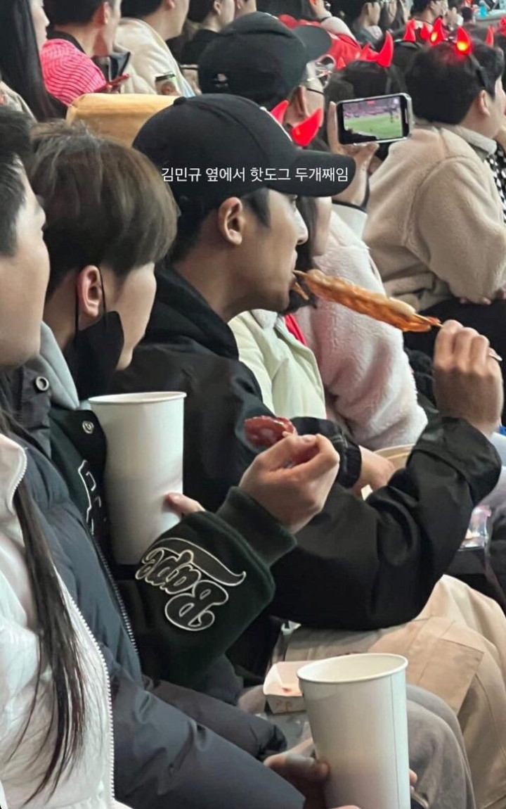 Mingyu dan Seungkwan SEVENTEEN Terciduk Nonton Sepak Bola, Porsi Makan Bikin Ngiler