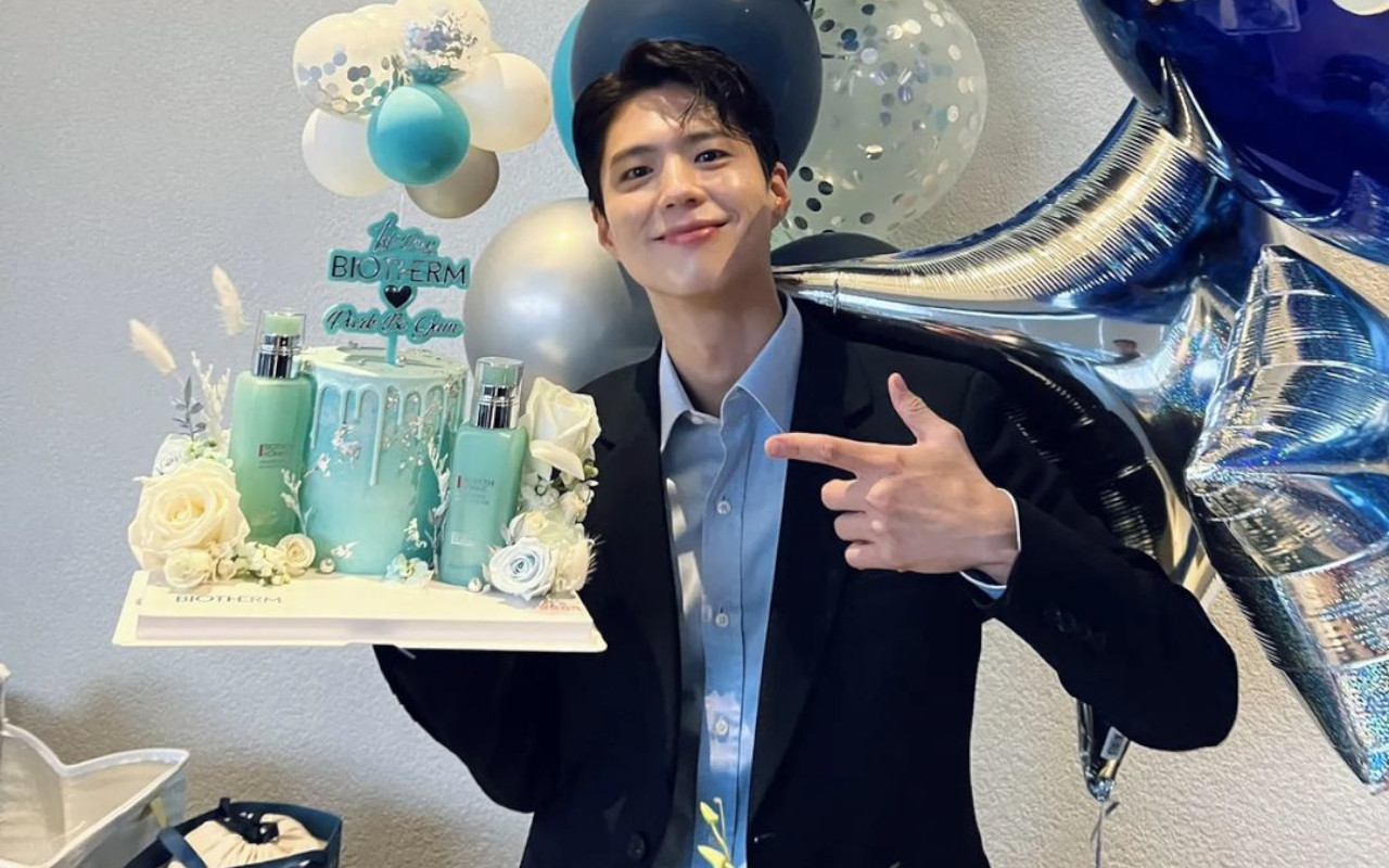 Berani Tampil Beda, Park Bo Gum Hadiri Event Celine Pakai Celana Pendek