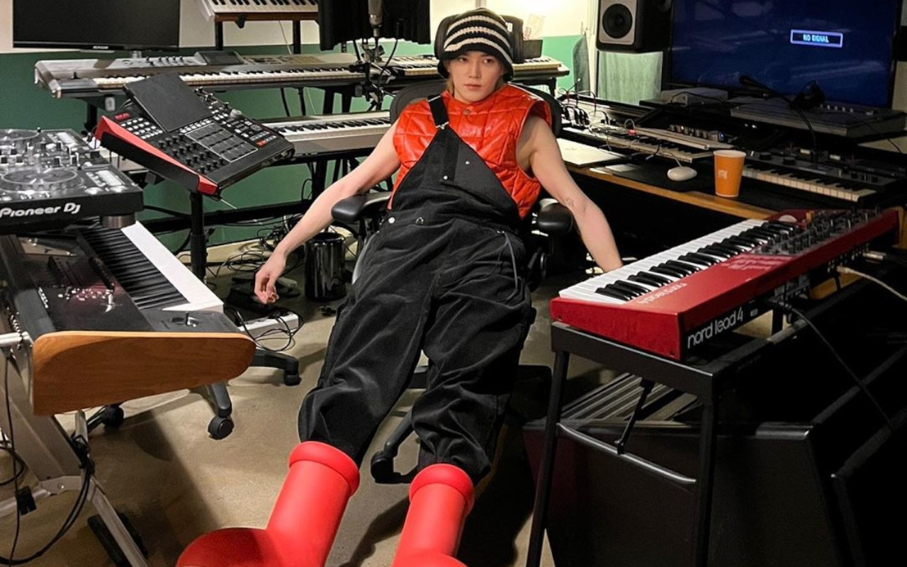 Taeyong NCT 127 Ikut Tren Viral, Pakai Sepatu Astro Boy Tapi Nyopotnya Penuh Perjuangan