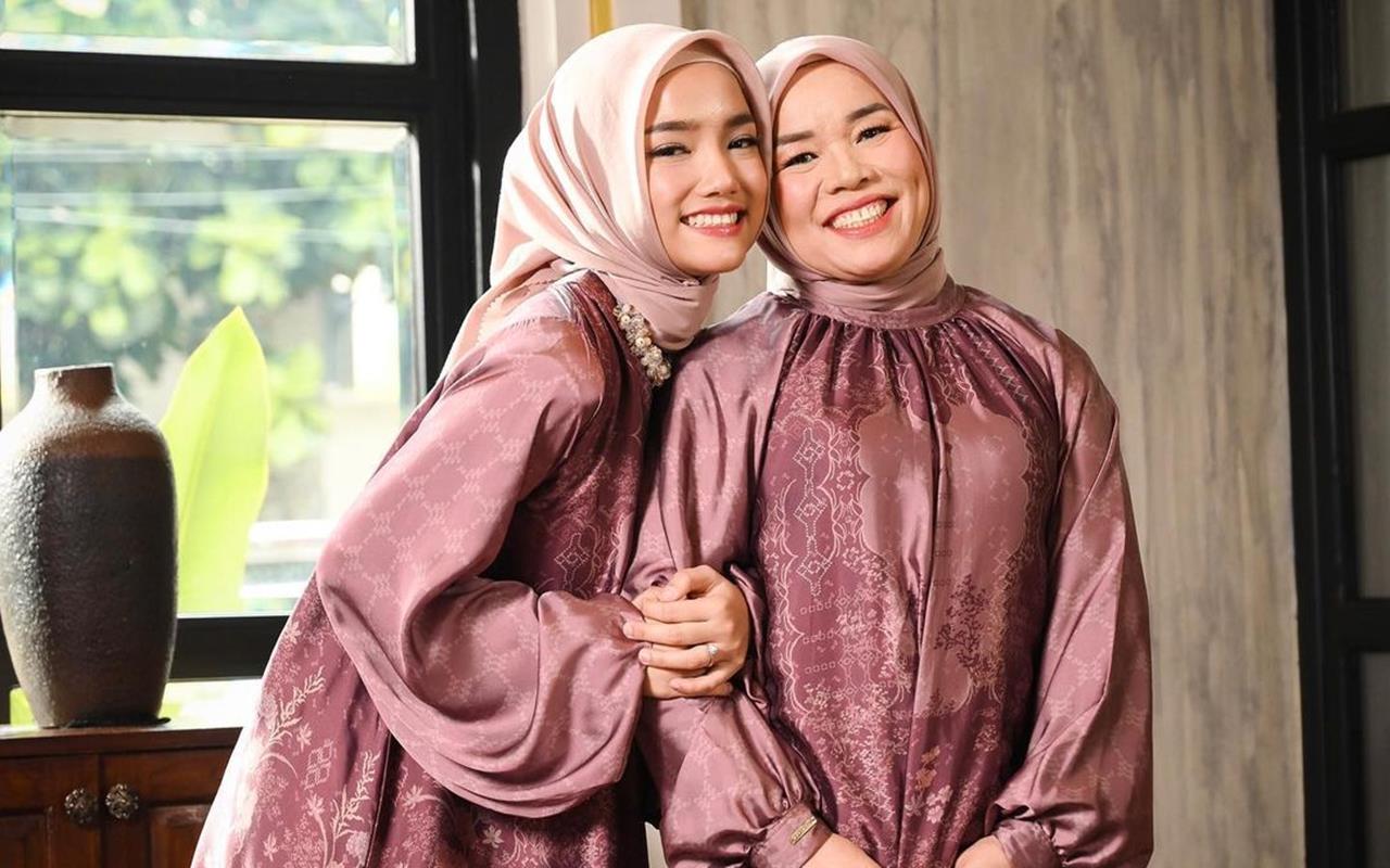 Reaksi Ngegas Fuji An Usai Lihat Rambut Sang Ibu Ngintip Kala Pakai Hijab