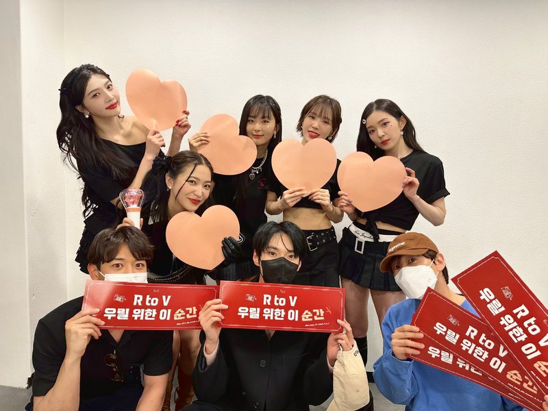 MemberNCT-SHINee Hingga Park So Dam Cs Ikut Beri Dukungan di Konser Red Velvet