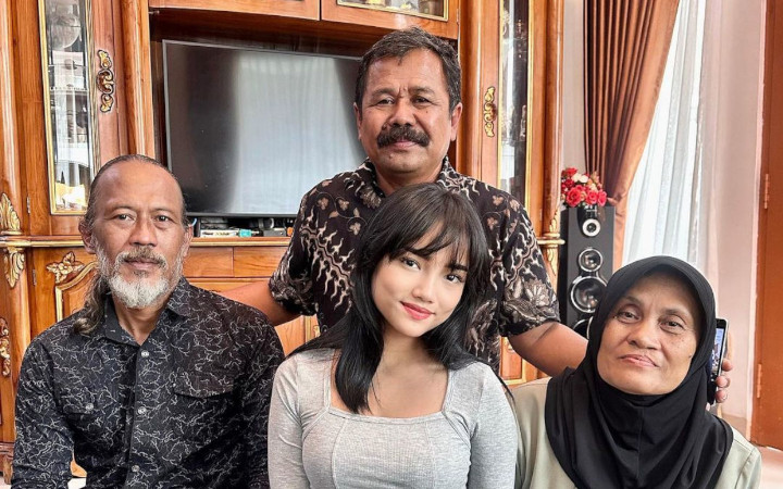 Putri Nia Ramadhani Cantik Saleha Berhijab, Pak Ansori Dapat Berkah Usai Tolong Gala Sky-Topik Pagi