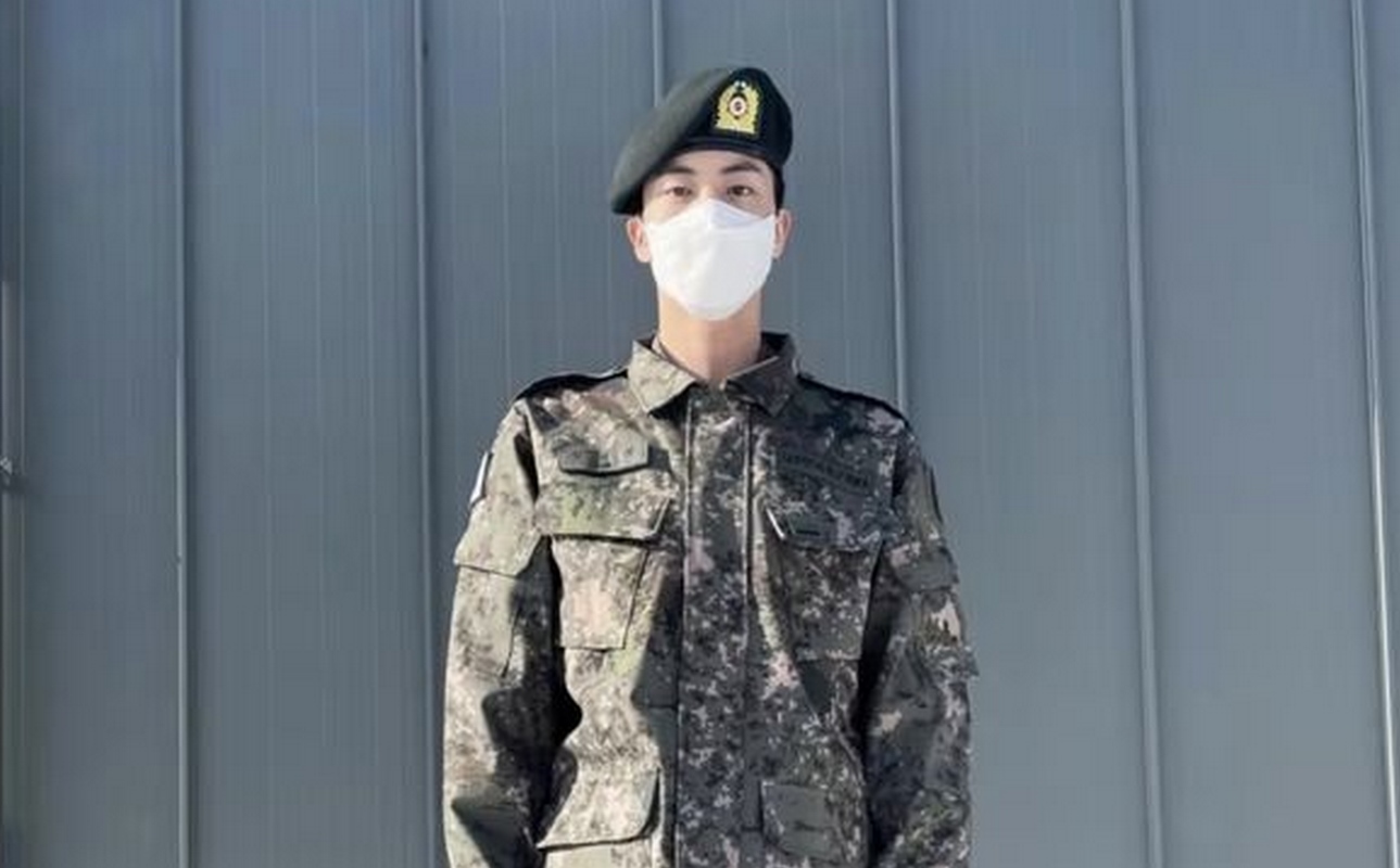 Jin BTS Tampil Gagah Berseragam Militer Hadiri Acara Kelulusan Pelatihan Tentara Muda
