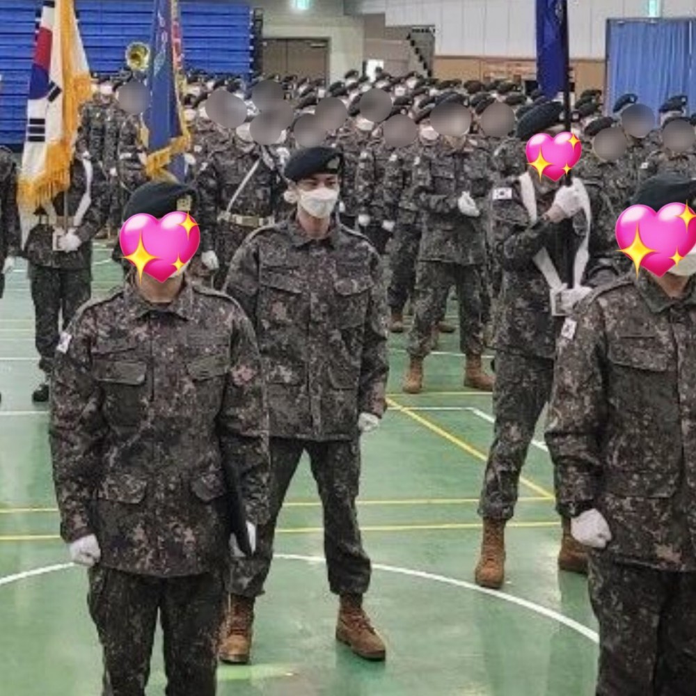 Jin BTS Tampil Gagah Berseragam Militer Hadiri Acara Kelulusan Pelatihan Tentara Muda