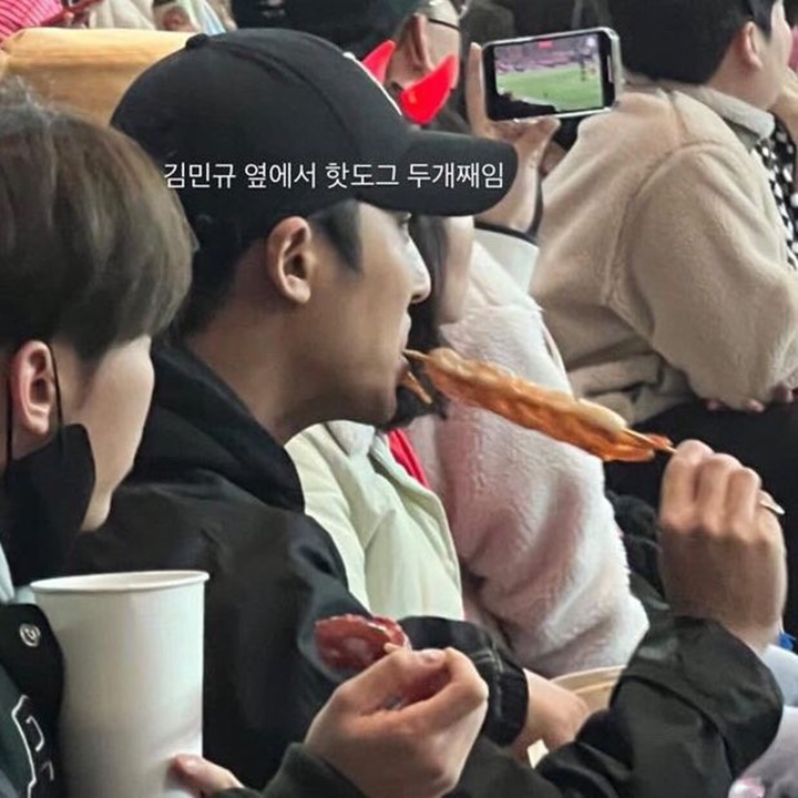 Mingyu SEVENTEEN Bantah Tuduhan Makan 2 Corn Dog Saat Nonton Bola