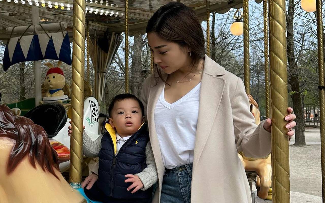 Nikita Willy Rayakan Ultah Pertama Baby Issa dengan Berbagi di RS, Penampilan Ikut Disorot