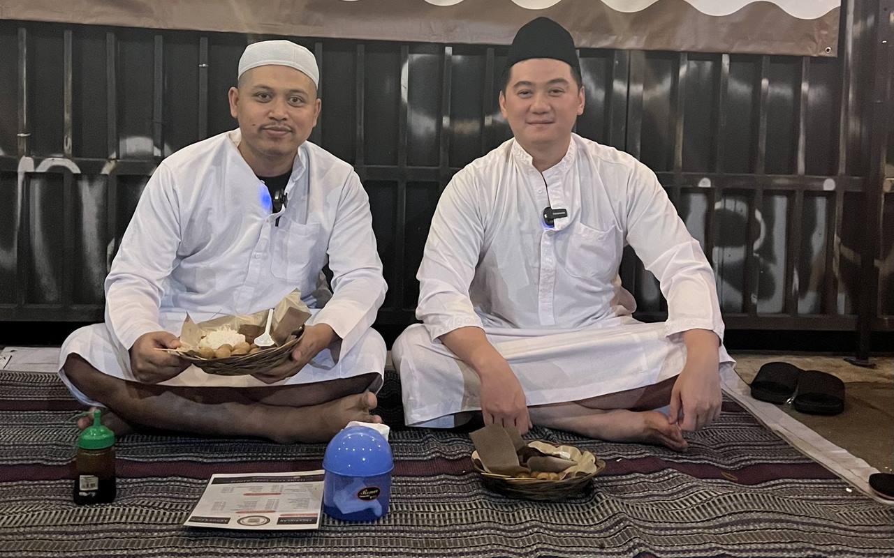 Didoakan Mualaf, Chef Arnold Bereaksi Tak Terduga Usai Pakai Peci-Baju Koko Saat Sahur