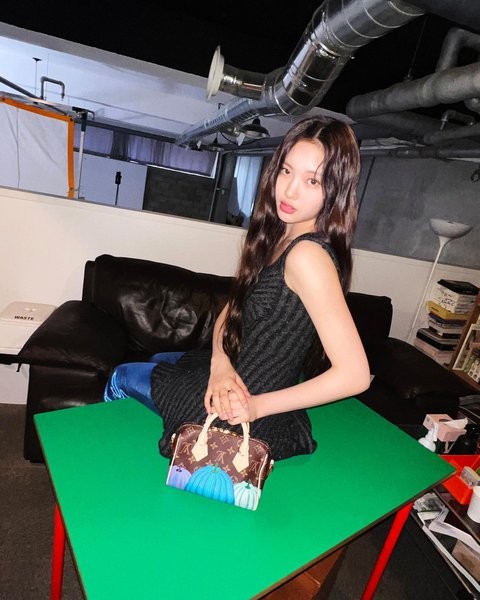 Menawan dengan Rambut Bergelombang dan Tenteng Tas LV, Visual Hyein NewJeans Tuai Sorotan