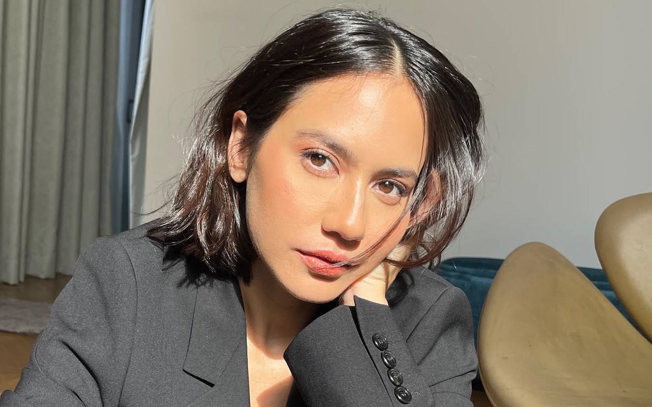 Pevita Pearce Tampil Ala Boss Lady, Punggung Mulus Bikin Salfok