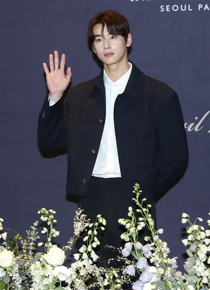 Visual Memikat Cha Eun Woo Tuai Sorotan di Pernikahan Lee Seung Gi