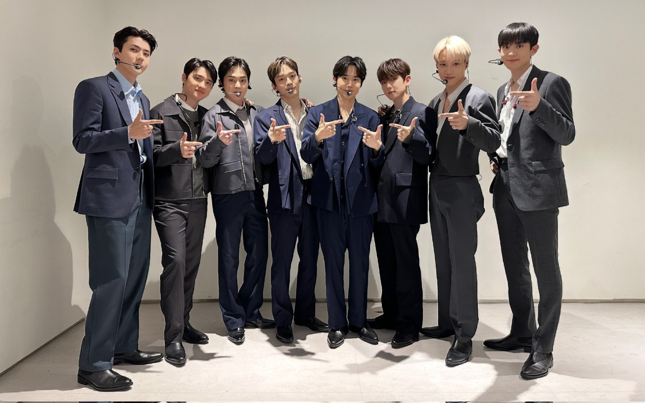 Nyanyian Live EXO OT8 Bawakan 'Love Me Right' di Acara Fanmeeting Tuai