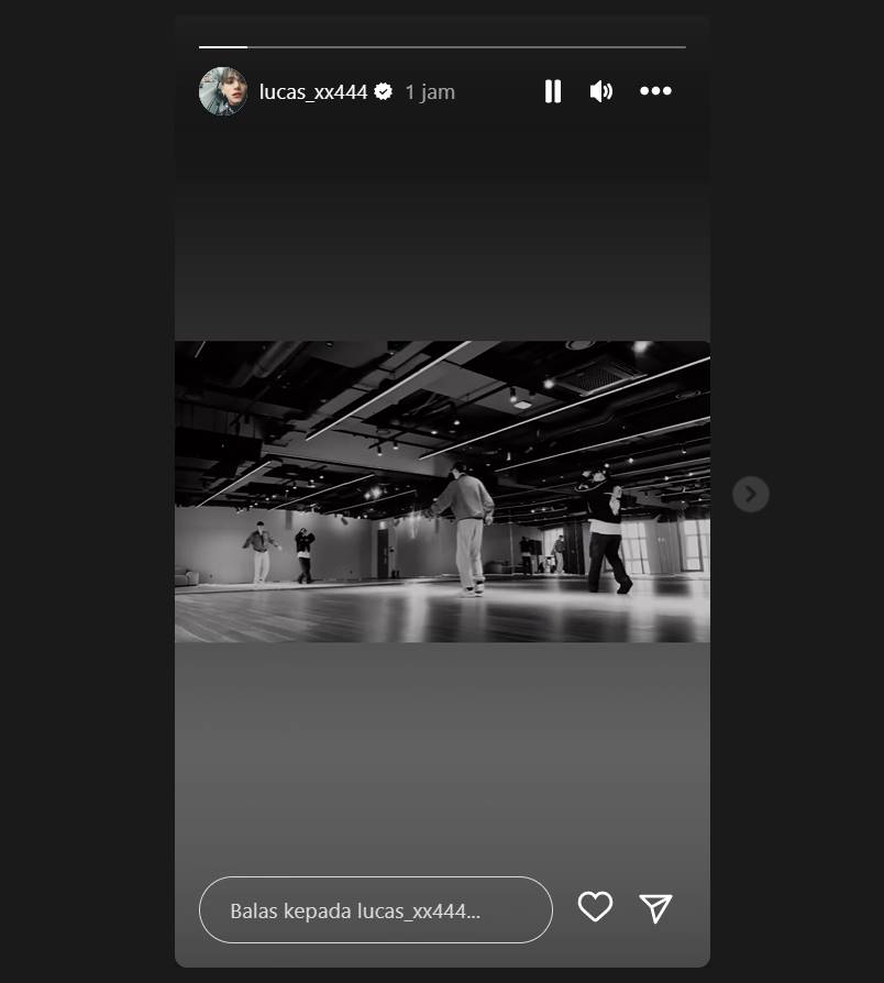 Lucas NCT/WayV membagikan Instagram Story di ruang latihan dengan sosok misterius