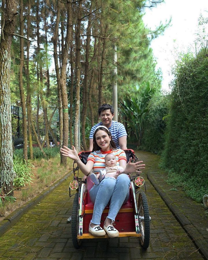 Hibur Claire dengan Naik Becak