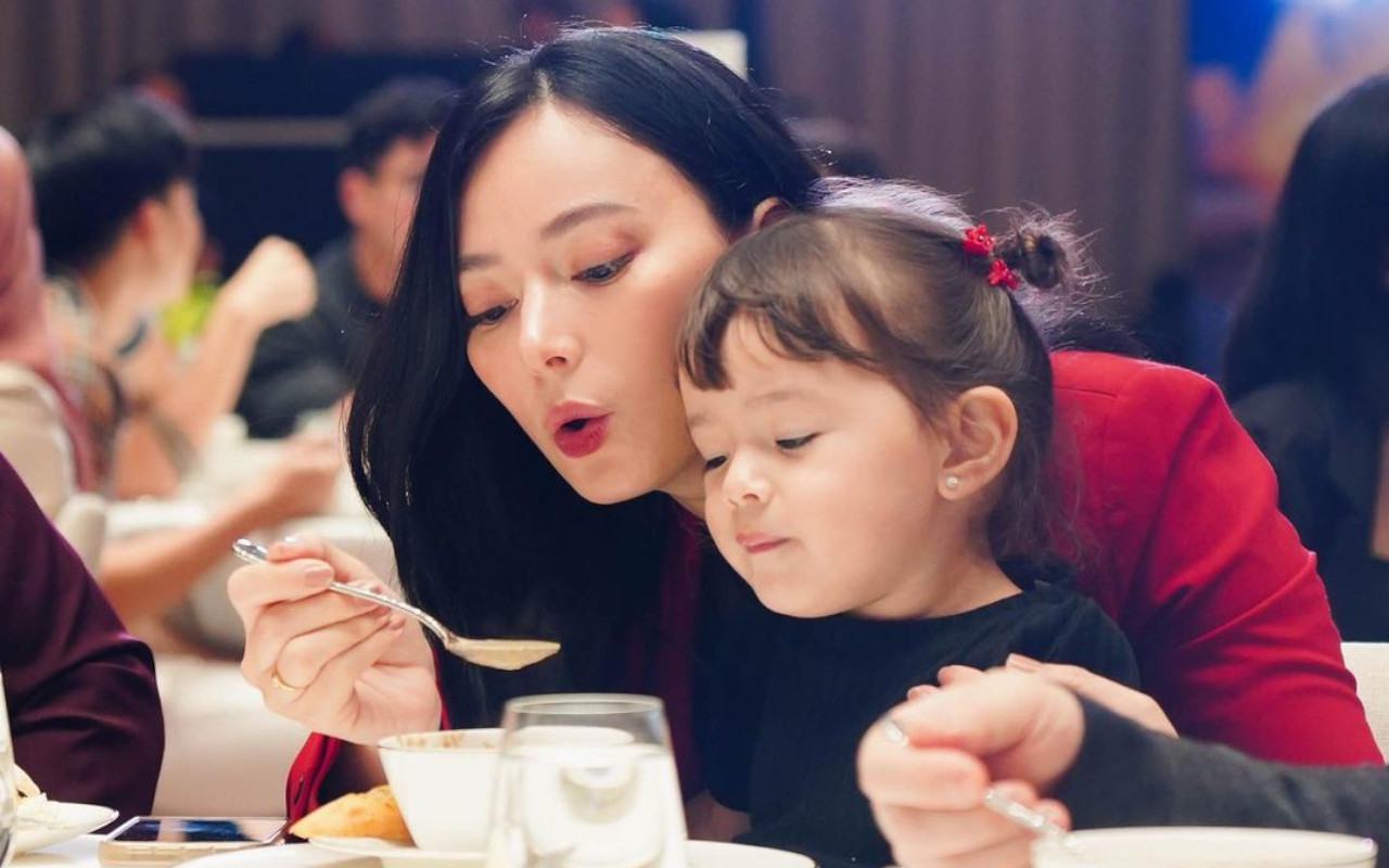 Baru 2 Tahun, Lucunya Chloe Putri Asmirandah Sudah Bisa Berbagi Nasihat