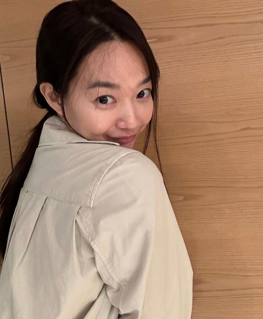 Pamer Senyum Manis, Wajah Tanpa Riasan Shin Min Ah Bikin Fans Klepek-Klepek