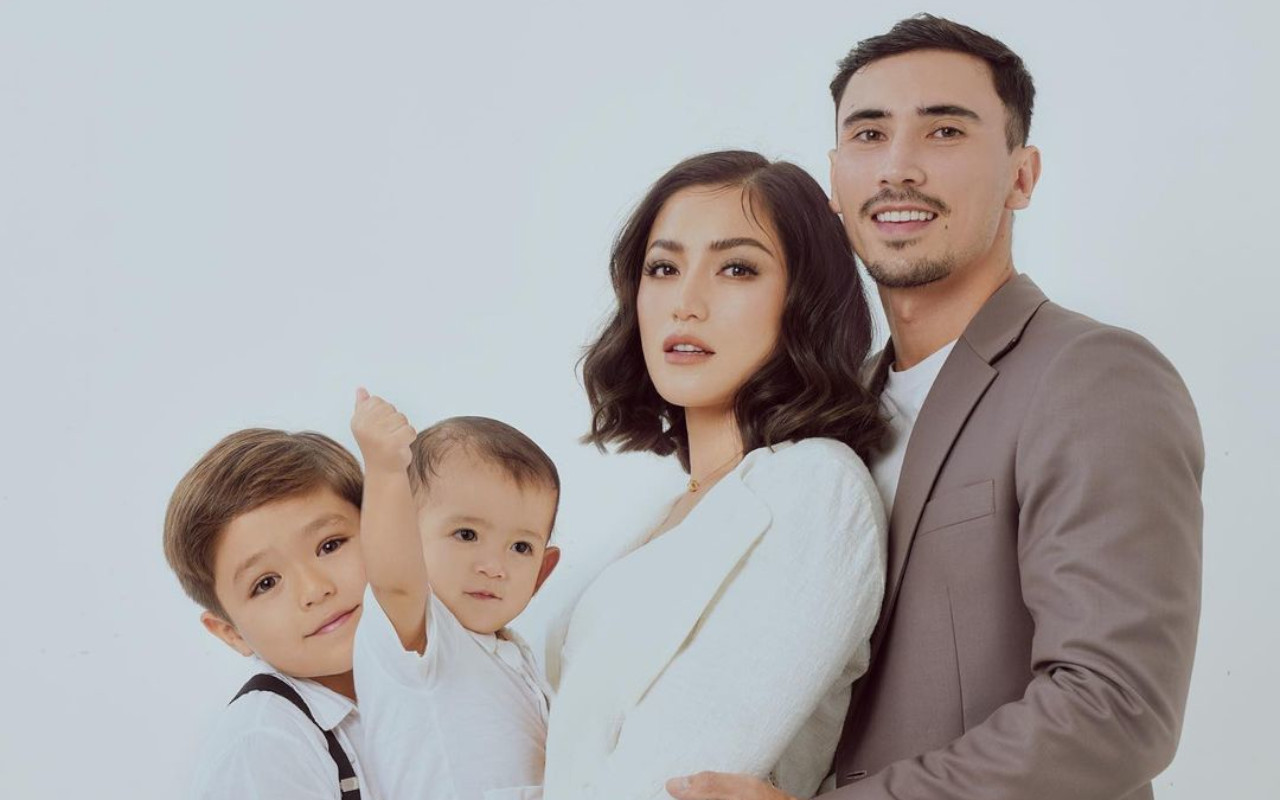 Jessica Iskandar Beri Ucapan Selamat Lebaran, Foto Keluarga Pakai Baju