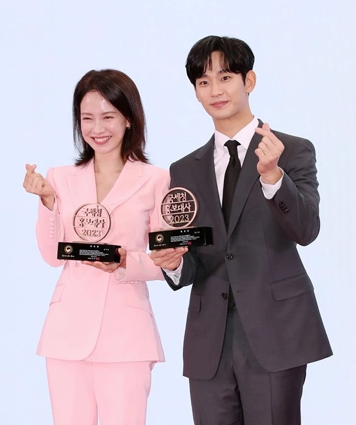 Song Ji Hyo & Kim Soo Hyun Full Senyum Kala Satu Frame Di Event Publik