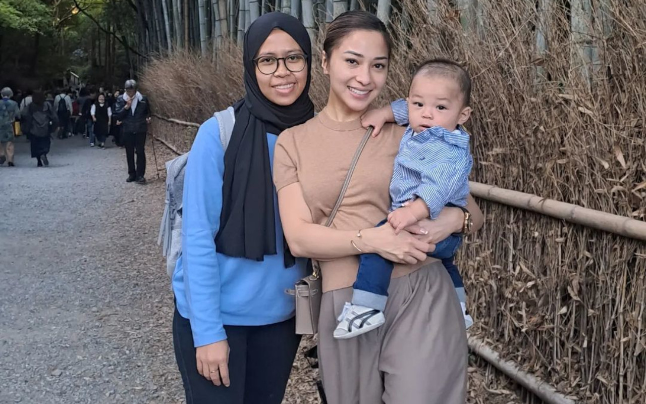 Nikita Willy Humble Ajak Para Asisten Lebaran Bareng, Pose Baby Issa Curi Fokus