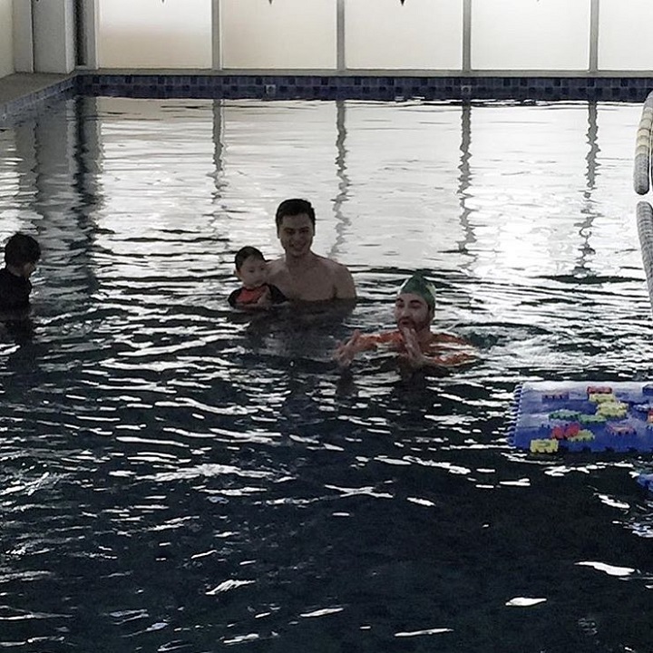 Momen Belajar Berenang Bersama