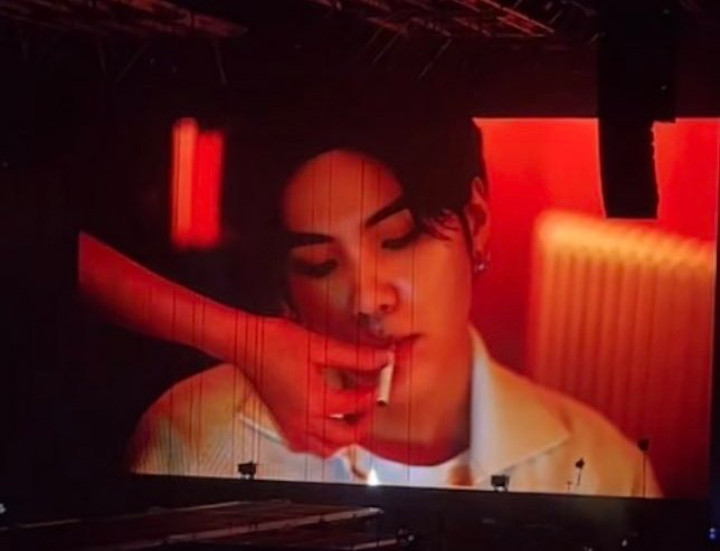 Gebrakan Suga BTS di Konser Solo, Mulai VCR Hot Hingga Acungkan Jari Tengah