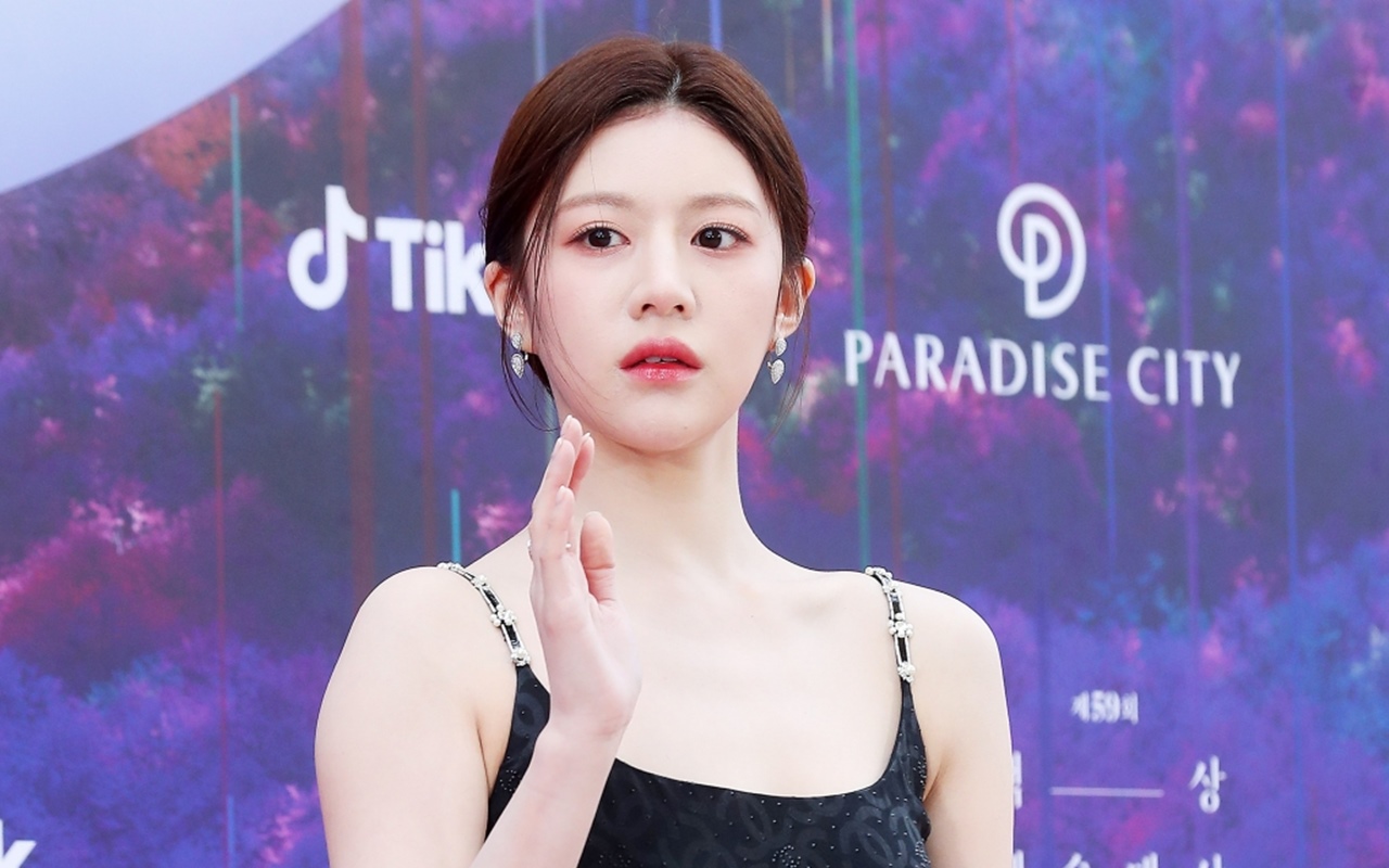 Baeksang Arts Awards 2023: Go Yoon Jung Picu Kekhawatiran di Red Carpet