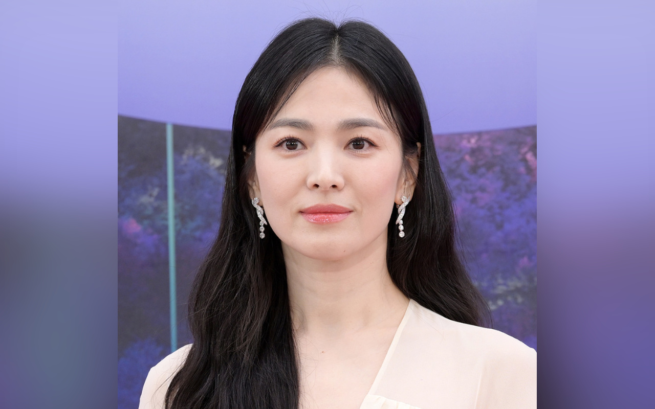 Baeksang Arts Awards 2023: Song Hye Kyo Diduga Tunjukkan Tato di Red Carpet