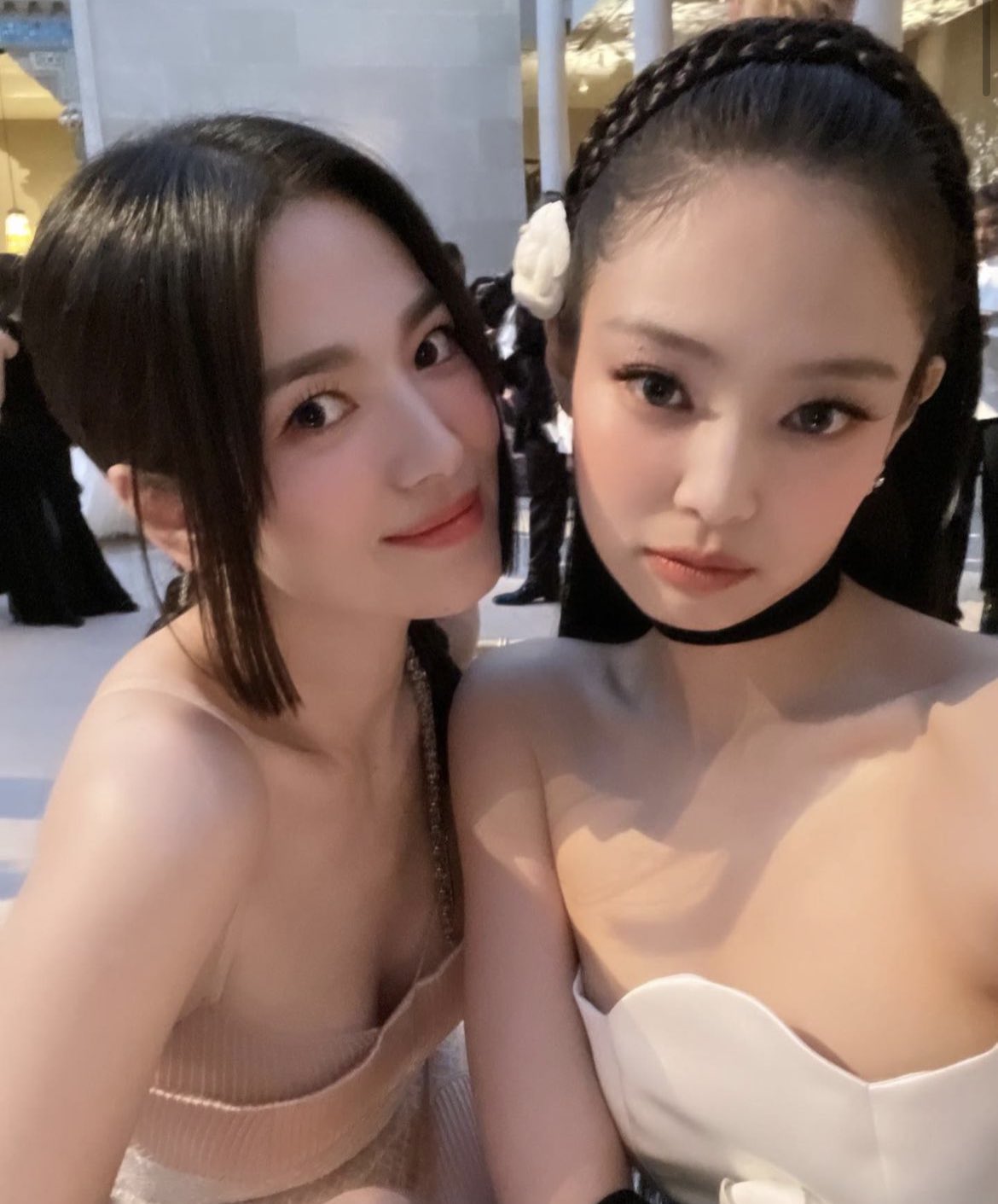 Selfie Bareng di Met Gala, Song Hye Kyo Tampak Seumuran Dengan Jennie Bikin Meleleh