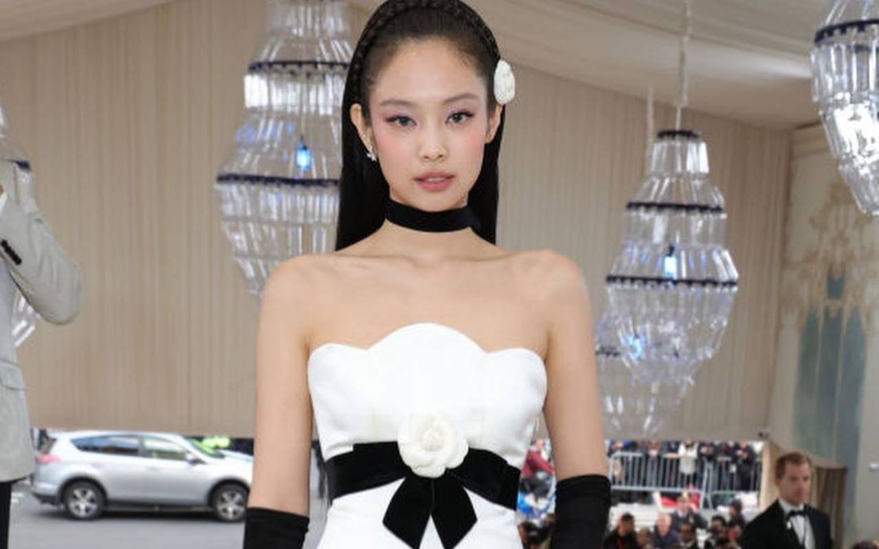 Jennie BLACKPINK Tuai Simpati Saat Bekas Lukanya Kelihatan Selama Penampilan di Met Gala