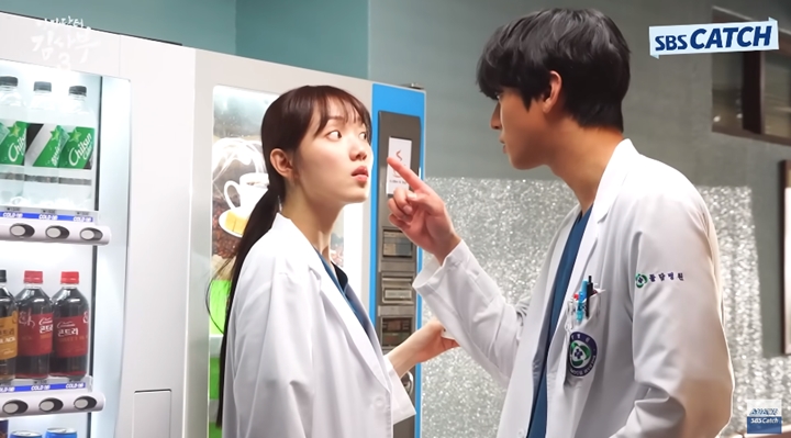 Tingkah Ahn Hyo Seop Syuting Cium Bibir Lee Sung Kyung di \'Dr. Romantic 3\' Disorot