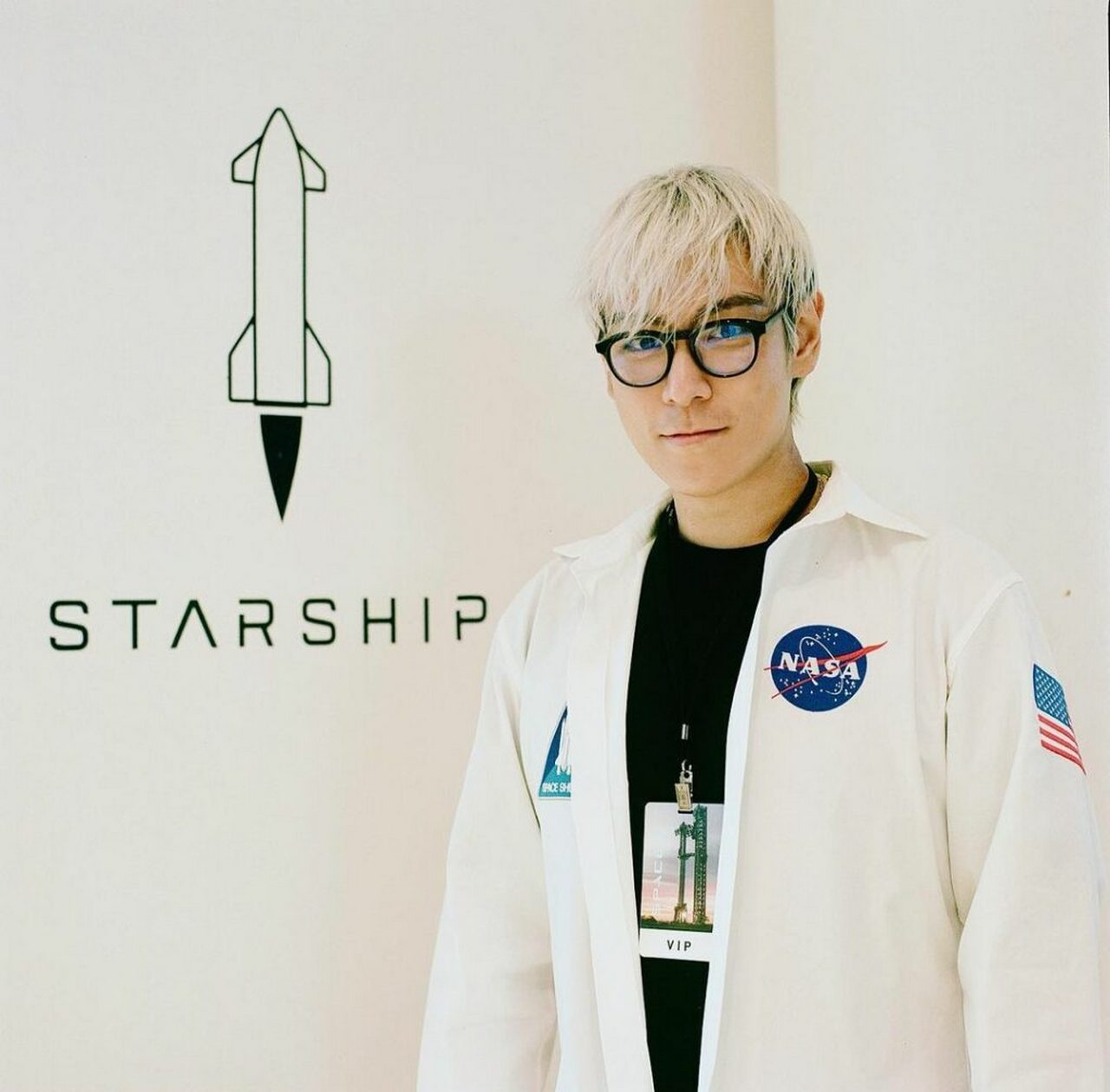 Jelang Terbang Ke Bulan, T.O.P BIGBANG Tuai Sorotan Pakai Jas Bertuliskan NASA