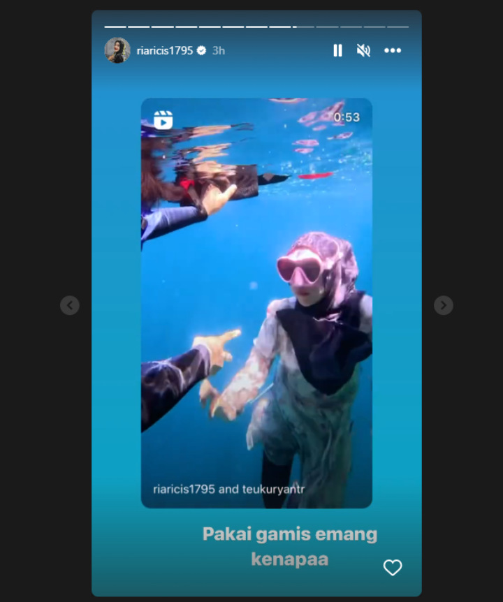 Ria Ricis Ramai Dibela Soal Menyelam di Laut Pakai Gamis