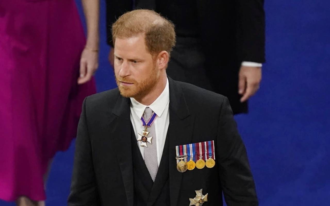 Prince Harry Full Senyum Di Penobatan Raja Charles, Momen Asyik Bergurau Bareng Sepupu Disorot